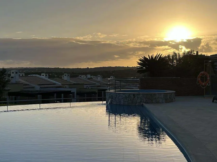 Stunning infinity pool with relaxation areas